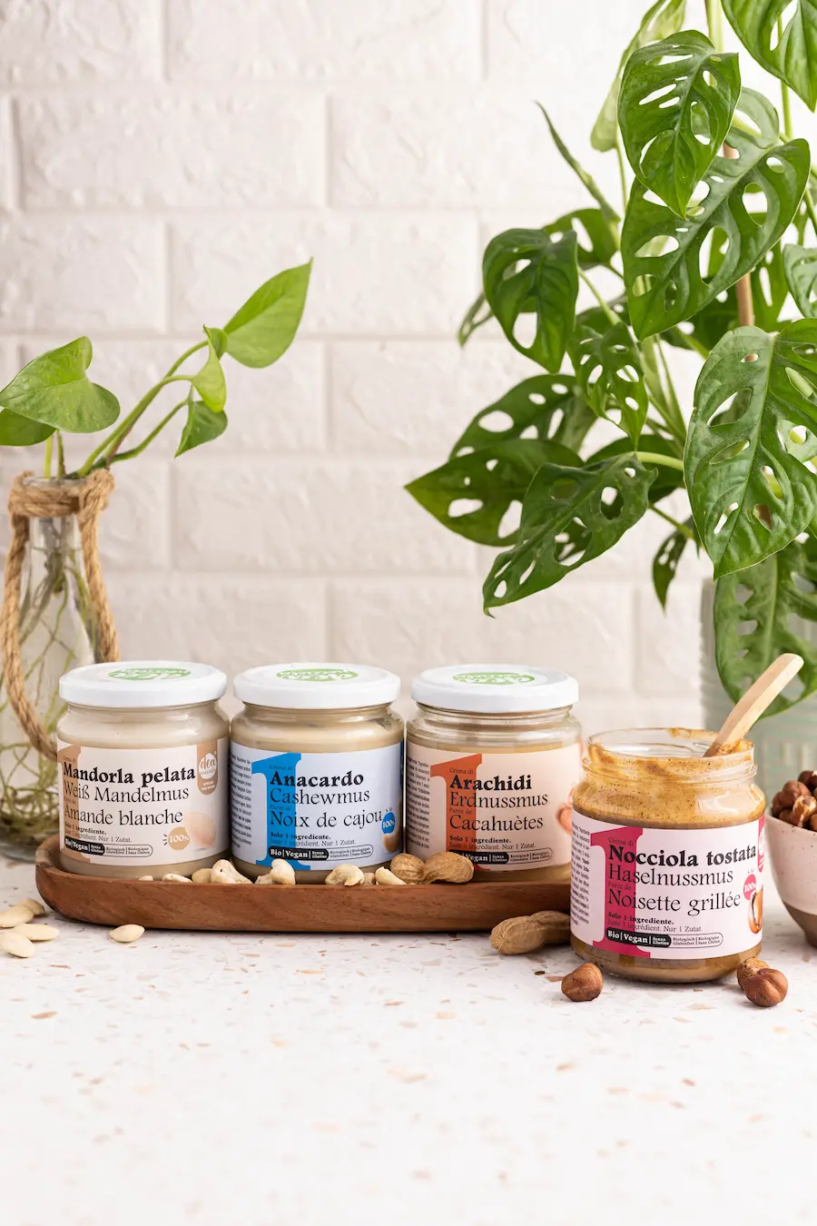 Barattoli di creme Deanocciola al gusto di nocciola tostata, arachidi, anacardi e mandorle pelate