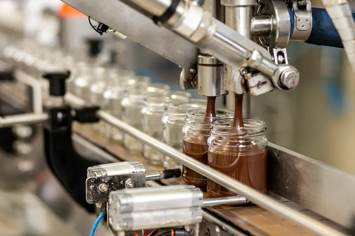 Riempimento vasetti in produzione Deanocciola