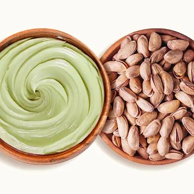 Ciotola con pistacchi con i quali vengono prodotte le creme al pistacchio di Deanocciola