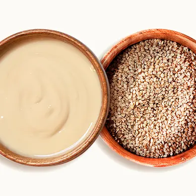 Ciotola con sesamo con il quale viene prodotto il Tahin di Deanocciola